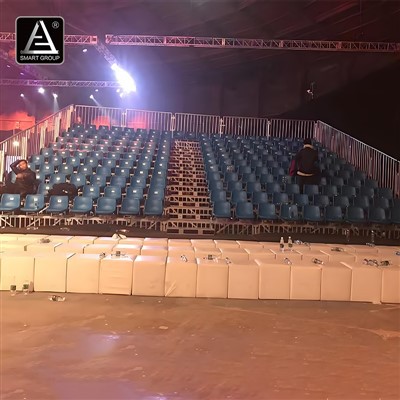 Tribune met metalen structuur